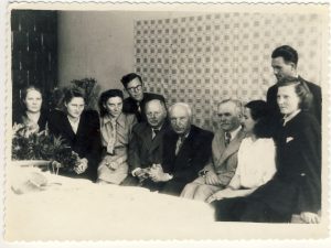 Rašytojas Antanas Žukauskas-Vienuolis su Vilniaus universiteto dėstytojais E. Samaniūtės bute. Iš kairės: dėstytoja E. Samaniūtė, aspirantė J. Žekaitė, aspirantė S. Litvinaitė, L. Petrauskas, profesorius Z. Žemaitis, rašytojas A. Žukauskas-Vienuolis, profesorius I. Jonynas, solistė B. Grincevičiūtė, dėstytojas Iškauskas, studentė O. Sedelskytė. 1952 m. VŽM F 16. A. Baranausko ir A. Vienuolio-Žukausko memorialinis muziejus. Naudojimo teisės: PD. Nuotrauka iš LIMIS