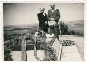 Rašytojas Antanas Žukauskas-Vienuolis su Julija Biliūniene-Matjošaitiene prie rašytojo Jono Biliūno kapo ant Liudiškių kalvos Anykščiuose. 1954-06-13. VŽM F 143. A. Baranausko ir A. Vienuolio-Žukausko memorialinis muziejus. Naudojimo teisės: PD. Nuotrauka iš LIMIS