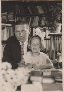 Rašytojas Balys Sruoga su dukra Dalia Sruogaite Kaune 1930 m. Maironio lietuvių literatūros muziejus. Naudojimo teisės: CC BY-NC-ND. Nuotrauka iš Europeanos