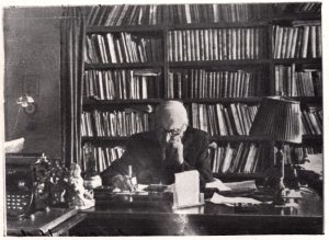 Antanas Vienuolis-Žukauskas darbo kambaryje. 1956 m. MLLM F1 16246. Maironio lietuvių literatūros muziejus. Naudojimo teisės: PD. Nuotrauka iš LIMIS