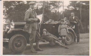 Balys Sruoga su šeima ir draugais Kačerginės miške 1930 m. Iš kairės: Balys Sruoga, Dalia Sruogaitė, jos draugė Danutė Karužaitė, Vanda Daugirdaitė-Sruogienė, gydytojas Juozas Nemeikša. Maironio lietuvių literatūros muziejus. Naudojimo teisės: CC BY-NC-ND. Nuotrauka iš Europeanos