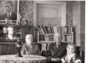 Antanas Vienuolis-Žukauskas su žmona Leokadija ir globotine Rita Ruigyte. 1956 m. MLLM F2 16336. Maironio lietuvių literatūros muziejus. Naudojimo teisės: PD. Nuotrauka iš LIMIS