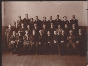 Balys Sruoga su kitais Vytauto Didžiojo universiteto Humanitarinio fakulteto dėstytojais. Apie 1932 m. MLLM F3 374. Maironio lietuvių literatūros muziejus. Naudojimo teisės: PD. Nuotrauka iš LIMIS