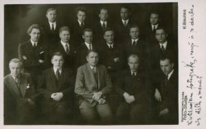 Karlas Baulas. Rašytojas, prof. B. Sruoga su Vytauto Didžiojo universiteto teatro seminaro klausytojais. Centre pirmoje eilėje sėdi Balys Sruoga, antroje eilėje pirmas iš dešinės stovi poetas Henrikas Radauskas, trečioje eilėje antras iš kairės stovi poetas, kritikas Benediktas Babrauskas. 1933 m. Maironio lietuvių literatūros muziejus. Naudojimo teisės: PD. Nuotrauka iš Europeanos