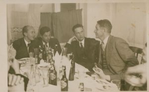 B. Sruoga tarp Vytauto Didžiojo universiteto teatro seminaro klausytojų. 1933 m. Maironio lietuvių literatūros muziejus. Naudojimo teisės: PD. NUotrauka iš Europeanos