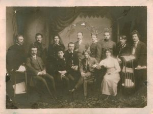 Laikraščio „Aušrinė“ redakcijos bendradarbiai. Iš kairės (sėdi): Kazys Pietaris, Romas Bytautas, Petras Klimas, Stasys Šilingas, Agnietė Ambraziejūtė. Stovi: Rapolas Skipitis, Stasys Naginskas, Vladas Bukaveckas, Antanas Vienuolis (Žukauskas), Juozas Papečkys, Marcinkus, Juozas Nemeikša, Bytautas. 1912 m. Maironio lietuvių literatūros muziejus. Naudojimo teisės: PD. Nuotrauka iš Europeanos