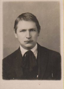 Rašytojas Balys Sruoga Panevėžyje apie 1918–1919 m. Maironio lietuvių literatūros muziejus. Naudojimo teisės: CC BY-NC-ND. Nuotrauka iš Europeanos