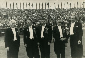 Respublikinės dainų šventės choro vyriausi dirigentai – Juozas Karosas, Balys Dvarionas, Jonas Švedas, Jonas Motiekaitis, Konradas Kaveckas. Vilnius, 1950 m. LTMKM Mk-4 23. Lietuvos teatro, muzikos ir kino muziejus. Naudojimo teisės: CC BY-NC-ND. Nuotrauka iš LIMIS