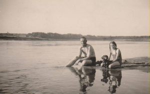 Balys Sruoga su dukra Dalia Sruogaite ir šuniuku Dzinguliu prie Nemuno apie 1933 m. Maironio lietuvių literatūros muziejus. Naudojimo teisės: CC BY-NC-ND. Nuotrauka iš Europeanos