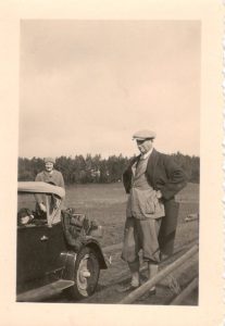 Rašytojas Balys Sruoga su žmona Vanda Daugirdaite-Sruogiene ir dukra Dalia Sruogaite išvykos metu apie 1934 metus. Maironio lietuvių literatūros muziejus. Naudojimo teisės: CC BY-NC-ND. Nuotrauka iš Europeanos
