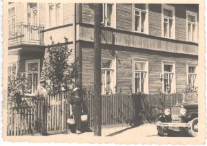 Rašytojas Balys Sruoga su žmona Vanda Daugirdaite-Sruogiene prie namo Kaune, Žemuogių gatvėje Nr. 4a, kuriame 1927–1938 metais gyveno, apie 1935 metus. Maironio lietuvių literatūros muziejus. Naudojimo teisės: CC BY-NC-ND. Nuotrauka iš Europeanos