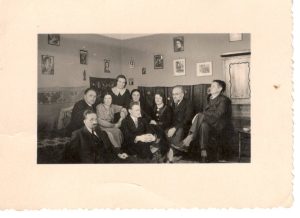 Balys Sruoga su žmona ir draugais savo bute Kaune, Žemuogių g. Nr. 4 a, apie 1936 m. Sėdi ant grindų (iš kairės): Juozas Nemeikša, Daumantas Čibas. Antroje eilėje sėdi: S. Janavičius, Vanda Janavičienė, Marija Nemeikšaitė, Dora Matulevičiūtė-Petrovienė, Vanda Daugirdaitė-Sruogienė, Vladimiras Šilkarskis, Balys Sruoga. Maironio lietuvių literatūros muziejus. Naudojimo teisės: CC BY-NC-ND. Nuotrauka iš Europeanos