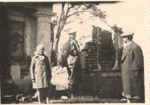 Balys Sruoga su dukra Dalia Sruogaite ir bičiuliu rašytoju Ignu Šeiniumi Dubingiuose 1936 metais. Maironio lietuvių literatūros muziejus. Naudojimo teisės: CC BY-NC-ND. Nuotrauka iš Europeanos