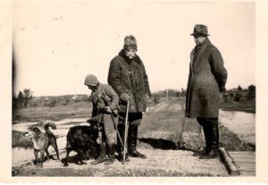 Balys Sruoga, jo uošvis Kazimieras Daugirdas ir dukra Dalia Sruogaitė Būgiuose, prie Kamanų pelkės, apie 1936 m. Maironio lietuvių literatūros muziejus. Naudojimo teisės: CC BY-NC-ND. Nuotrauka iš Europeanos