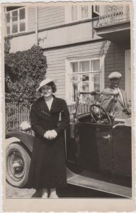 Juozapas Sruoga. Rašytojas, literatūros ir teatro kritikas, vertėjas, publicistas, profesorius Balys Sruoga su žmona, istorike, pedagoge Vanda Daugirdaite-Sruogiene prie „Fiat“ markės automobilio. 1937 m. MLLM F2 173. Maironio lietuvių literatūros muziejus. Naudojimo teisės: PD. Nuotrauka iš LIMIS