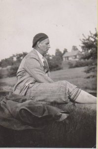 Rašytojas Balys Sruoga Kaune, gamtoje, apie 1937 m. Maironio lietuvių literatūros muziejus. Naudojimo teisės: CC BY-NC-ND. Nuotrauka iš Europeanos