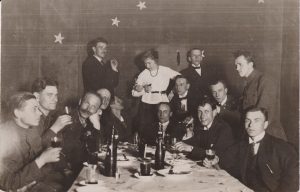 Antanas Ingelevičius. B. Sruoga, F., Kirša, A. Sutkus ir kiti „Vilkolakio“ teatro pobūvyje. 1919 m. MLLM F3 19275. Maironio lietuvių literatūros muziejus. Naudojimo teisės: PD. Nuotrauka iš LIMIS