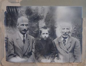 Rašytojas Antanas Žukauskas-Vienuolis su sūnumi Stasiu ir tėvu Julijonu Žukausku. Apie 1920 m. VŽM F 642. A. Baranausko ir A. Vienuolio-Žukausko memorialinis muziejus. Naudojimo teisės: PD. Nuotrauka iš LIMIS