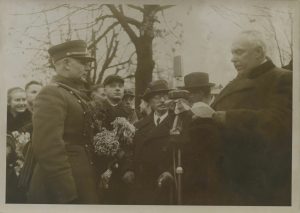 Vytautas Augustinas. Vilniaus perdavimas Lietuvai. Vilniaus rinktinės vadą, divizijos generolą Vincą Vitkauską sveikina Vilniaus lietuvių komiteto pirmininkas Konstantinas Stašys. 1939-10-28. Lietuvos nacionalinis muziejus. Naudojimo teisės: CC BY-NC-ND. Nuotrauka iš Europeanos