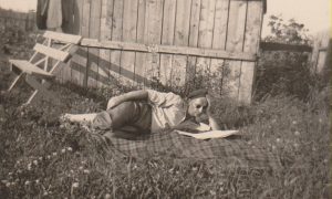 Rašytojas Balys Sruoga Kaune savo sodyboje 1937 m. vasarą. Maironio lietuvių literatūros muziejus. Naudojimo teisės: CC BY-NC-ND. Nuotrauka iš Europeanos