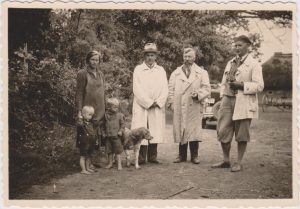 Rašytojas, literatūros ir teatro kritikas, vertėjas, publicistas, profesorius Balys Sruoga tėviškėje. Iš kairės: B. Sruogos brolio Aniolo Sruogos žmona, našlė Salomėja Balčiūnaitė-Sruogienė su vaikais Vytautu Sruoga ir Algirdu Sruoga; istorikas, diplomatas, B. Sruogos kolega universitete, profesorius Ignas Jonynas; ūkininkas, Juodžionių dvaro vienas savininkų, Povilas Šilkarskis (profesoriaus, filosofo Vladimiro Šilkarskio brolis); B. Sruoga. Apie 1937 m. MLLM F3 448. Maironio lietuvių literatūros muziejus. Naudojimo teisės: PD. Nuotrauka iš LIMIS