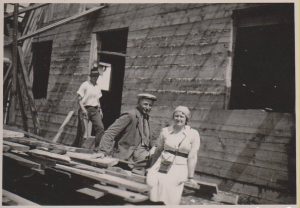 Balys Sruoga su žmona Vanda Daugirdaite-Sruogiene prie savo namo Kaune, Ramiojoje gatvėje, 1938 m. Maironio lietuvių literatūros muziejus. Naudojimo teisės: CC BY-NC-ND. Nuotrauka iš Europeanos
