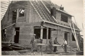 Balys Sruoga su darbininkais prie savo namo statybos Kaune, Ramiojoje (dabar B. Sruogos) gatvėje, 1938 metais. Maironio lietuvių literatūros muziejus. Naudojimo teisės: CC BY-NC-ND. Nuotrauka iš Europeanos