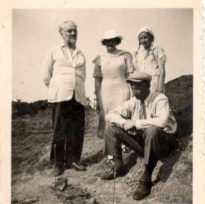 Balys Sruoga (sėdi) su žmona Vanda Sruogiene, dukra Dalia Sruogaite ir prof. Vladimiru Šilkarskiu Sargėnuose, prie prof. Jono Puzino archeologinių kasinėjimų, apie 1938 m. Maironio lietuvių literatūros muziejus. Naudojimo teisės: CC BY-NC-ND. Nuotrauka iš Europeanos