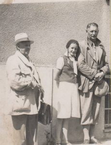 Balys Sruoga, jo dukra Dalia Sruogaitė ir rašytojas Vincas Krėvė-Mickevičius kelionės po Vilniaus kraštą metu. 1939 m. Maironio lietuvių literatūros muziejus. Naudojimo teisės: CC BY-NC-ND. Nuotrauka iš Europeanos