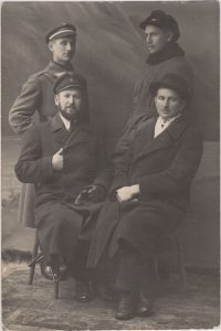 Rašytojas, literatūros ir teatro kritikas, vertėjas, publicistas, profesorius Balys Sruoga su savo broliais. Pirmoje eilėje iš kairės: Adolfas Sruoga, Juozapas Sruoga, antroje eilėje iš kairės: Kazimieras Sruoga, Balys Sruoga. 1920 m. MLLM F2 4. Maironio lietuvių literatūros muziejus. Naudojimo teisės: PD. Nuotrauka iš LIMIS