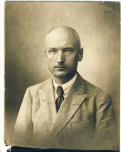 A. Žukausko-Vienuolio portretinė fotografija. 1927 m. VŽM F 346. A. Baranausko ir A. Vienuolio-Žukausko memorialinis muziejus. Naudojimo teisės: PD. Nuotrauka iš LIMIS