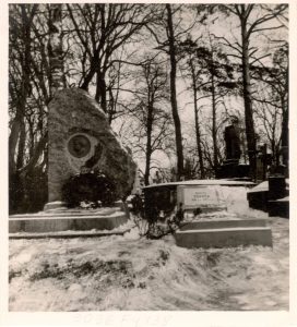 Balio Sruogos kapas Vilniuje, Rasų kapinėse, apie 1955 m. MLLM F4 138. Naudojimo teisės: PD. Nuotrauka iš LIMIS