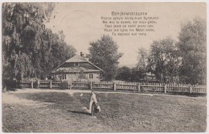 Atvirukas. Namas Bareikiškių kaime (Vilniaus raj), kuriame gyveno Lenkijos ir Lietuvos bajoras, vertėjas, publicistas, poetas Vladislovas Sirokomlė. Namas išlikęs iki šiol. Atviruko viršuje yra kaimo pavadinimas ir V. Sirokomlės eilėraščio stulpelis. Atviruką išleido B. Stadzevičius, Vilniuje. Trakų istorijos muziejus. Naudojimo teisės: CC BY. Nuotrauka iš Europeanos