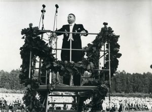 Respublikinė dainų šventė. Diriguoja Jonas Švedas. Vinius, 1960 m. Lietuvos teatro, muzikos ir kino muziejus. Naudojimo teisės: CC BY-NC-ND. Nuotrauka iš Europeanos