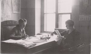 Balys Sruoga ir Vanda Daugirdaitė laikraščio „Lietuva“ redakcijoje. 1921 m. Maironio lietuvių literatūros muziejus. Naudojimo teisės: CC BY-NC-ND. Nuotrauka iš Europeanos