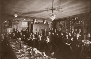 Janas Bulhakas. Neošubravcų draugijos Kūčių vakarienė Tado Vrublevskio bute. 1912 m. Lietuvos nacionalinis muziejus. Naudojimo teisės: CC BY-NC-ND. Nuotrauka iš Europeanos