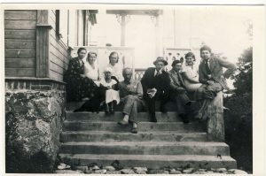 A. Žukauskas-Vienuolis su šeima ir artimaisiais. Apie 1932 m. VŽM F 1029. A. Baranausko ir A. Vienuolio-Žukausko memorialinis muziejus. Naudojimo teisės: PD. Nuotrauka iš LIMIS