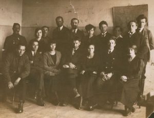 Dienraščio „Lietuva“ redakcijos ir administracijos darbuotojai. Iš kairės sėdi: J. Stumbras, V. Jocaitis, J. Gudaidytė, rašytojas B. Sruoga, S. Paliulytė-Ladygienė, Bagdonas, istorikė V. Daugirdaitė. Stovi: M. Rinkevičius, Šimanskaitė, Žilinskas, poetas S. Šmerauskas, M. Šalčius, S. Bytautytė, J. Pajaujis, A. Kaliūnytė, poetas F. Kirša, A. Ingelevičius. 1921 m. Maironio lietuvių literatūros muziejus. Naudojimo teisės: PD. Nuotrauka iš Europeanos