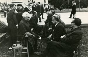 Kompozitoriai Jonas Švedas, Konradas Kaveckas, Jonas Navakauskas, choro dirigentai Juozas Vanagas, Pranas Sližys Respublikinės Dainų šventės metu. Vilnius, Vingio parko koncertinė estrada, 1970-07-18. Lietuvos teatro, muzikos ir kino muziejus. Naudojimo teisės: CC BY-NC-ND. Nuotrauka iš Europeanos