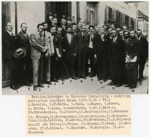 Estijos, Latvijos ir Lietuvos žurnalistų – rašytojų pasitarimo dalyviai. 1921 m. Vytauto Didžiojo universitetas. Naudojimo teisės: CC BY-NC-ND. Nuotrauka iš Europeanos