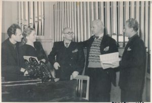 Fotografija. Profesoriai S. Vainiūnas ir K. Petrauskas [viduryje] su studentais. Kairėje – E. Saulevičiūtė ir dar vienas studentas, dešinėje – V. Kairiūkštis. XX a. 6 deš. KMM F 1004. Kauno miesto muziejus. Naudojimo teisės: CC BY-NC-ND. Nuotrauka iš LIMIS