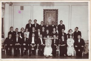 Lietuvių studentų draugijos „Viltis“ koncerto-vakaro dalyviai ir svečiai. 1934 m. Ryga. Pirmoje eilėje iš kairės antras konsulas Varnauskas, toliau – karo etašė pulkininkas Jakutis, koncerte dalyvavęs Valstybės teatro solistas I. Nauragis, Latvijos universiteto rektorius prof. J. Auškaps, M. Urbšienė, Lietuvos nepaprastasis pasiuntinys ir įgaliotas ministras Latvijoje J. Urbšys. Antroje eilėje iš kairės šeštas koncerte dalyvavęs pianistas S. Vainiūnas, devinta – draugijos pirmininkė J. Jasėnaitė. Kauno miesto muziejus. Naudojimo teisės: PD. Nuotrauka iš Europeanos