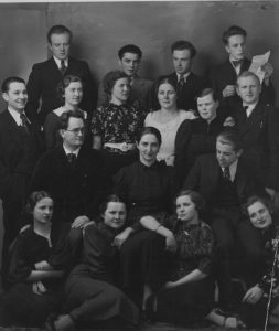 Willy Fey. Klaipėdos valstybinio teatro ir „Aukuro“ draugijos įsteigta aktorių mokykla 1936 m. Antroje eilėje iš kairės: „Aukuro“ atstovas ir meno istorijos dėstytojas Adomas Brakas, aktoriaus kalbos dėstytoja aktorė Potencija Pinkauskaitė, mokyklos vadovas režisierius Romualdas Juknevičius. 1937 m. Mažosios Lietuvos istorijos muziejus. Naudojimo teisės: PD. Nuotrauka iš Europeanos