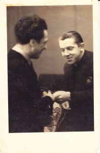 Romualdas Juknevičius perduoda Vilniaus teatro raktus Antanui Gustaičiui. 1940 m. MLLM F3 21770. Maironio lietuvių literatūros muziejus. Naudojimo teisės: PD. Nuotrauka iš LIMIS