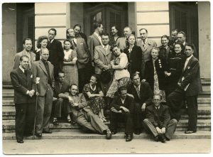 Vilniaus valstybinio teatro kolektyvas su režisieriumi Romualdu Juknevičium. Vilnius. 1942 m. LTMKM PR-4 399. Lietuvos teatro, muzikos ir kino muziejus. Naudojimo teisės: CC BY-NC-ND. Nuotrauka iš LIMIS