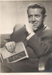 Režisierius Romualdas Juknevičius. Vilnius, apie 1956 metus, kai Lietuvos nacionaliniame dramos teatre statė Balio Sruogos dramą „Apyaušrio dalia“. MLLM F3 1115. Maironio lietuvių literatūros muziejus. Naudojimo teisės: PD. Nuotrauka iš LIMIS