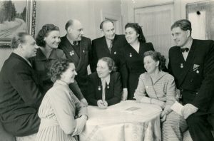 Nežinomas autorius. Juozas Rudzinskas su Lietuvių literatūros ir meno dekados dalyviais. Maskva. 1954 m. Lietuvos teatro, muzikos ir kino muziejus. Naudojimo teisės: CC BY-NC-ND. Nuotrauka iš ePaveldo