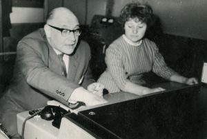 Nežinomas autorius. Juozas Rudzinskas. Darbo metu. Apie 1956 m. Lietuvos teatro, muzikos ir kino muziejus. Naudojimo teisės: CC BY-NC-ND. Nuotrauka iš ePaveldo