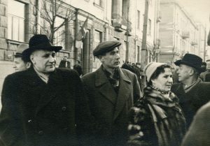 Nežinomas autorius. Juozas Rudzinskas, Julius Kuodys, Kazimiera Kymantaitė, Vincas Tamaliūnas prie Valstybinės konservatorijos pastato. Vilnius. Apie 1957 m. Lietuvos teatro, muzikos ir kino muziejus. Naudojimo teisės: CC BY-NC-ND. Nuotrauka iš ePaveldo