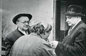 Nežinomas autorius. Aktoriai Juozas Siparis, Galina Jackevičiūtė ir Juozas Rudzinskas. Vilnius. Apie 1960 m. Lietuvos teatro, muzikos ir kino muziejus. Naudojimo teisės: CC BY-NC-ND. Nuotrauka iš ePaveldo